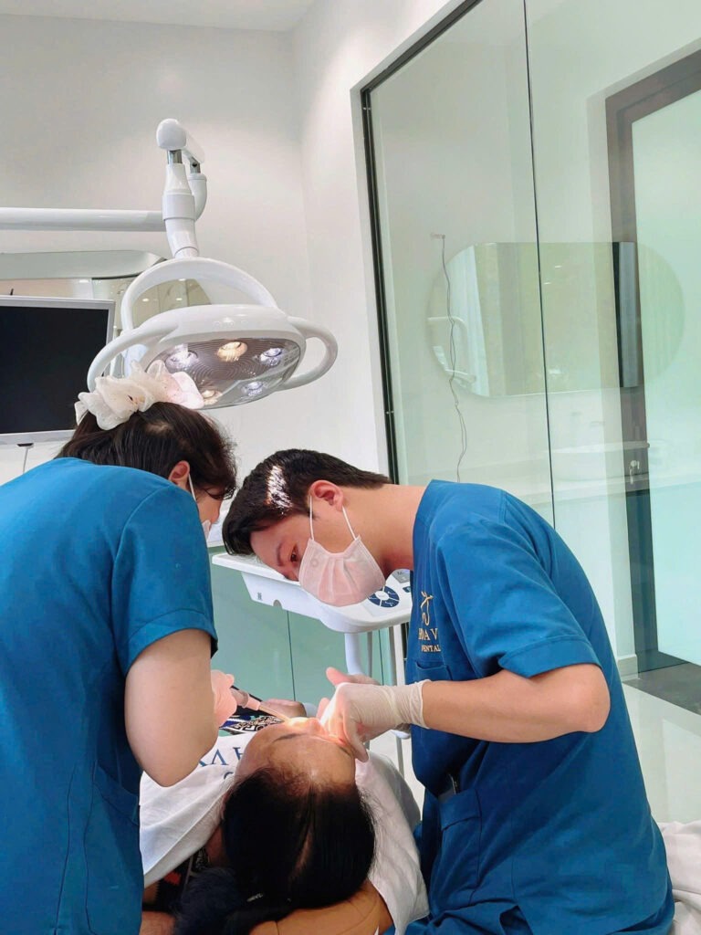 Khách hàng được tư vấn quy trình nhổ răng khôn an toàn tại Hải Phòng tại HoaVy Dental