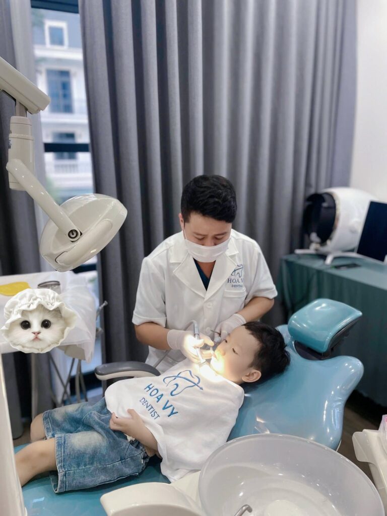 Tại HoaVy Dental, quá trình niềng răng cho con ở Hải Phòng được thực hiện bởi đội ngũ bác sĩ chỉnh nha có chuyên môn nghề nghiệp, kinh nghiệm lâu năm, tận tình chu đáo với khách hàng.