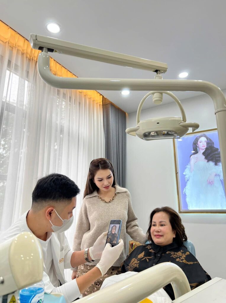 Trà sư Ngô Thị Thanh Tâm - người nhận kỷ lục thế giới về bộ sưu tập ấm chén tử sa Tâm trà diệu bảo ở các niên đại có số lượng nhiều nhất thế giới đã lựa chọn dịch vụ răng sứ phong thuỷ tại HoaVy Dental