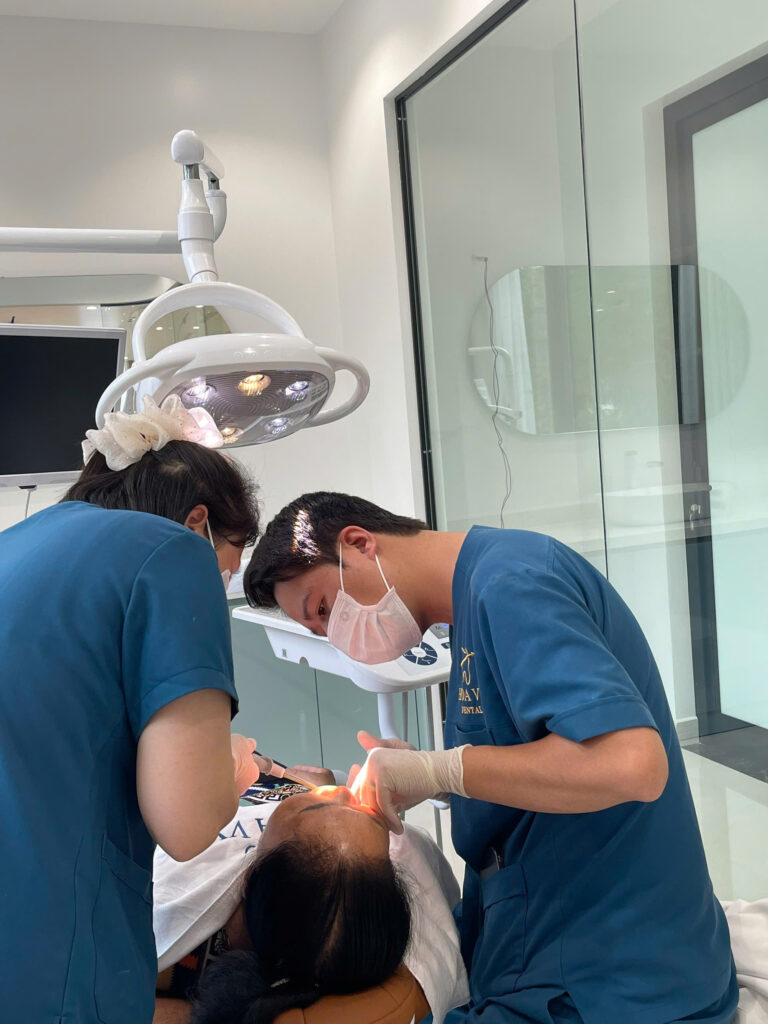 Mỗi bước đều được bác sĩ và phụ tá giám sát chặt chẽ, giúp khách hàng trải nghiệm cảm giác nhẹ nhàng và an tâm nhất.